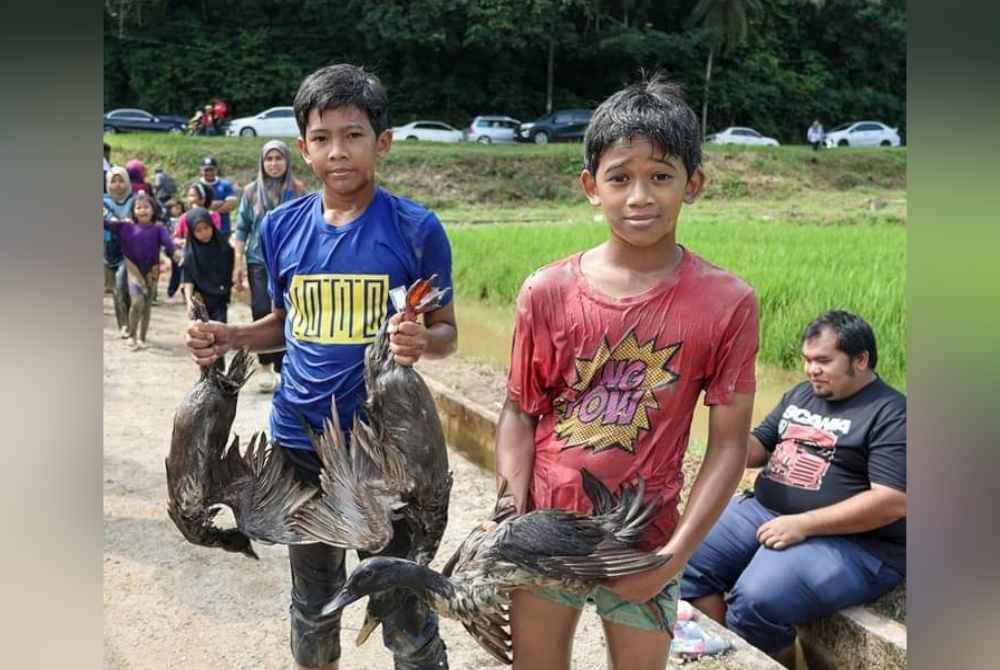 
Tangkap itik di Stadium Bola Ngoca pada pesta hujung minggu lalu dan lokasi ini dijangka lebih meriah dengan pelbagai aktiviti tahun hadapan. - Foto FB YAB MBNS