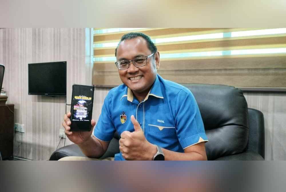 Mohd Faizal menunjukkan gambar Perkampungan Budaya Teraci yang dirakam menerusi dron bakal menjadi hub jualan produk Negeri Sembilan.