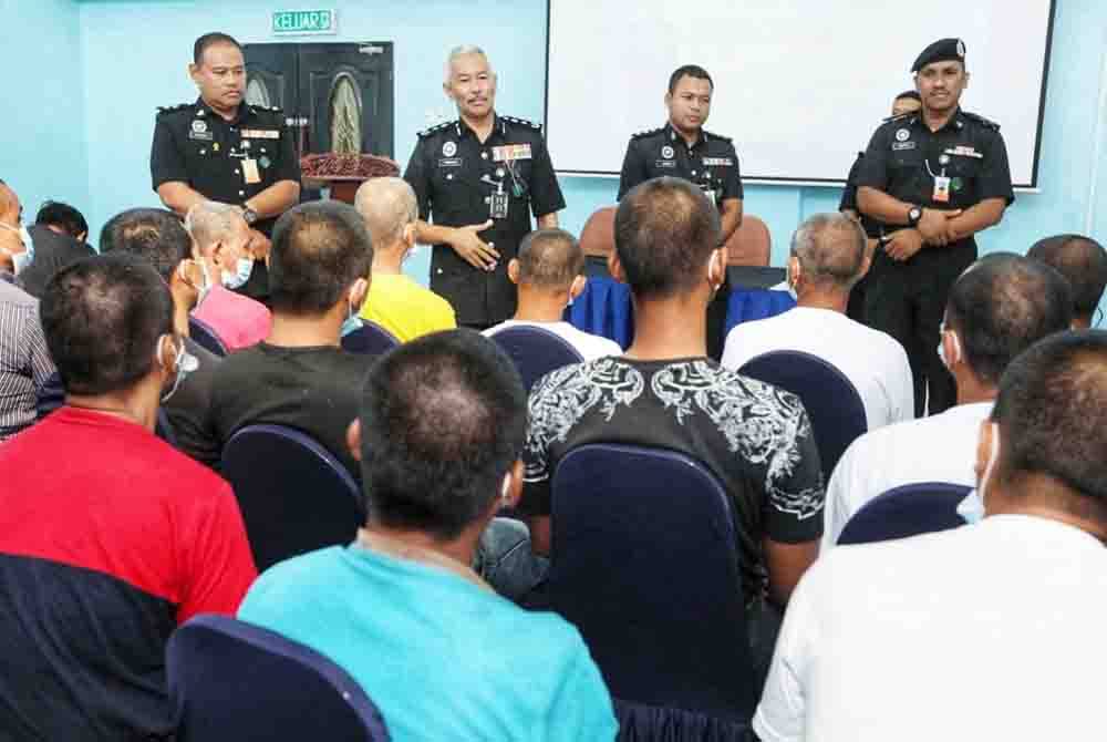 Mohamad Ismail (dua dari kiri) berucap di hadapan banduan yang terlibat dalam program Pembebasan Banduan Secara Berlesen (PBSL) Ihsan Madani, 'Kepulangan Yang Dinanti' sempena Krismas.