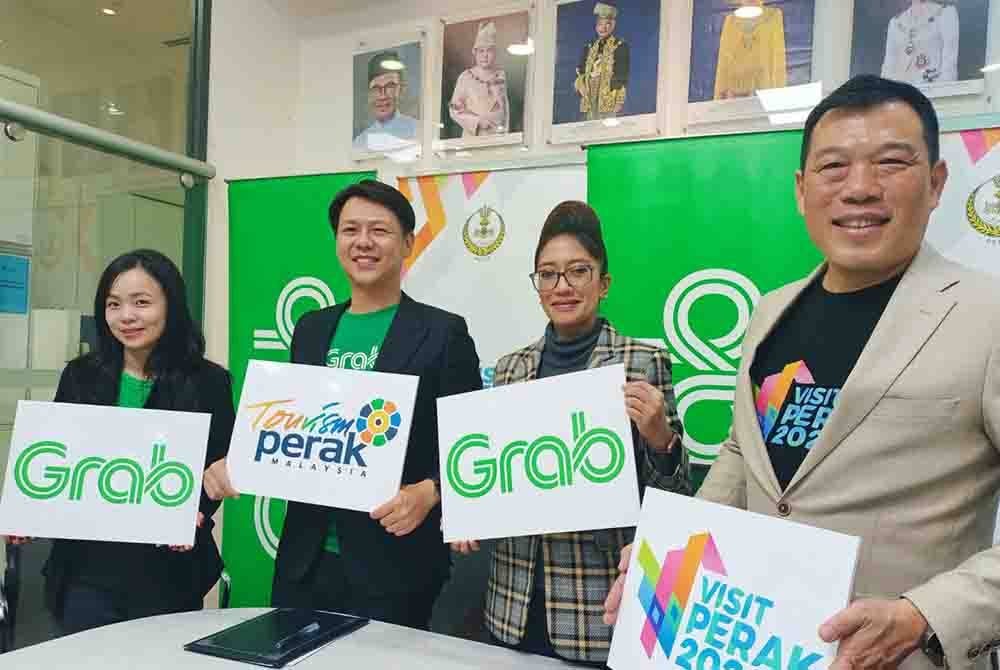 Sze Yee (kanan) sempena majlis menandatangani MoU Tourism Perak bersama Grab Malaysia pada Rabu.