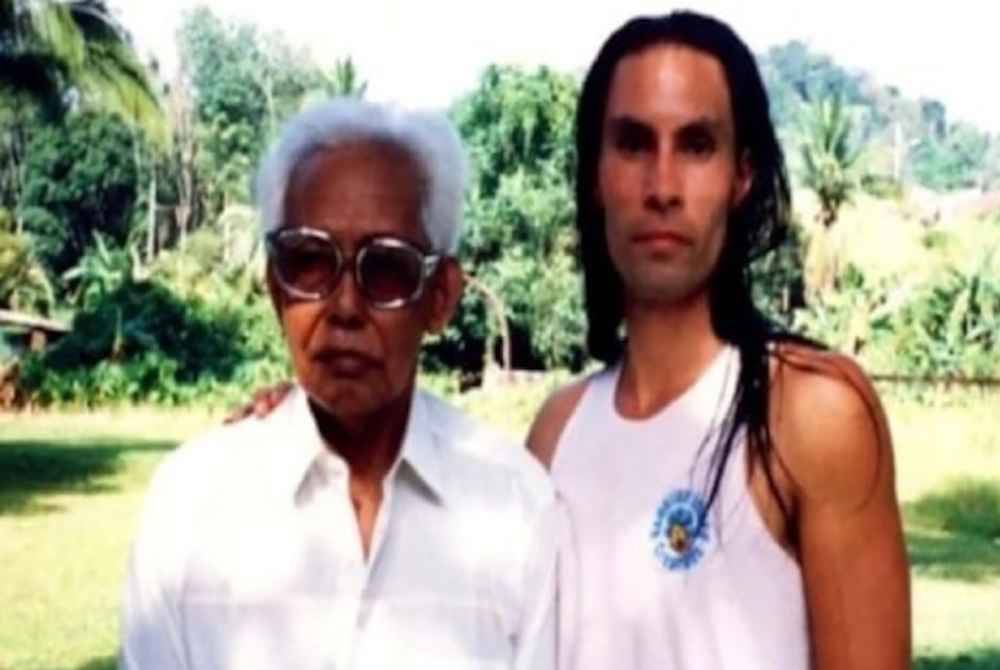 Allahyarham Meor Abdul rahman bersama aktor Blaise Loong.