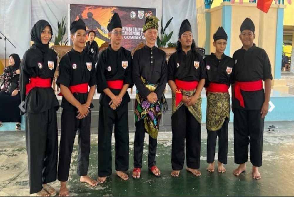 Sazali (tengah) bersama pelajar Silat Seni Gayong.