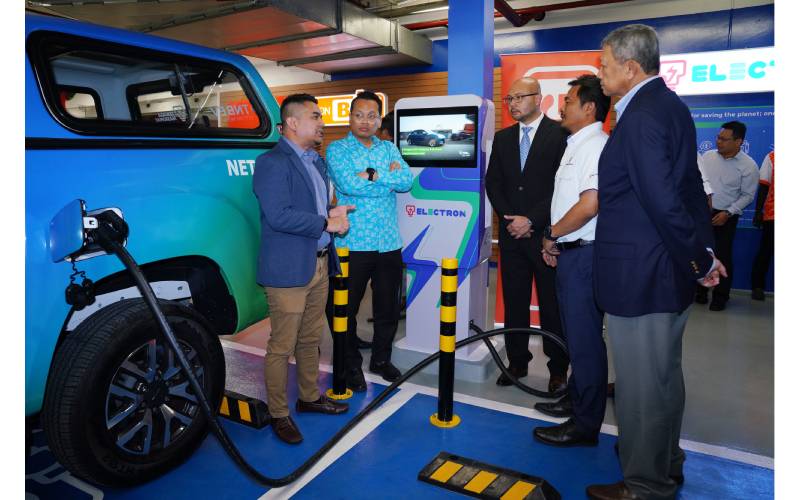 Elmie Fairul (kiri) memberi penerangan mengenai pengecas EV kepada Nik Nazmi (dua dari kiri), Sheikh Farouk (tiga dari kiri) dan Nasaruddin (kanan).