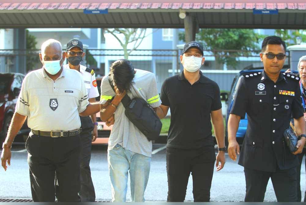 D Dkrishna Rao (dua dari kiri) diiring polis di mahkamah.