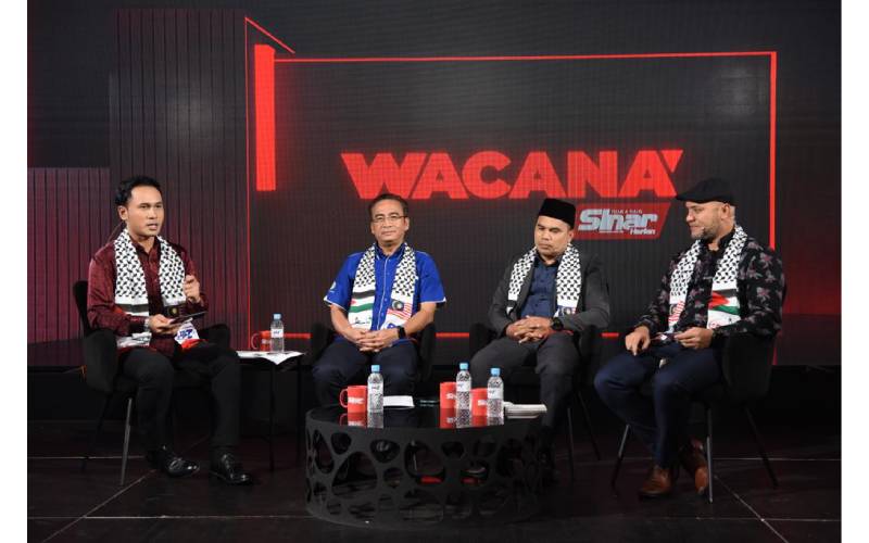 Dari kiri, Ismail, Mohammed, Ahmad Talmizi dan Shakib menyertai Program Wacana Sinar Harian di Kompleks Kumpulan Media Karangkraf di Shah alam pada Selasa.