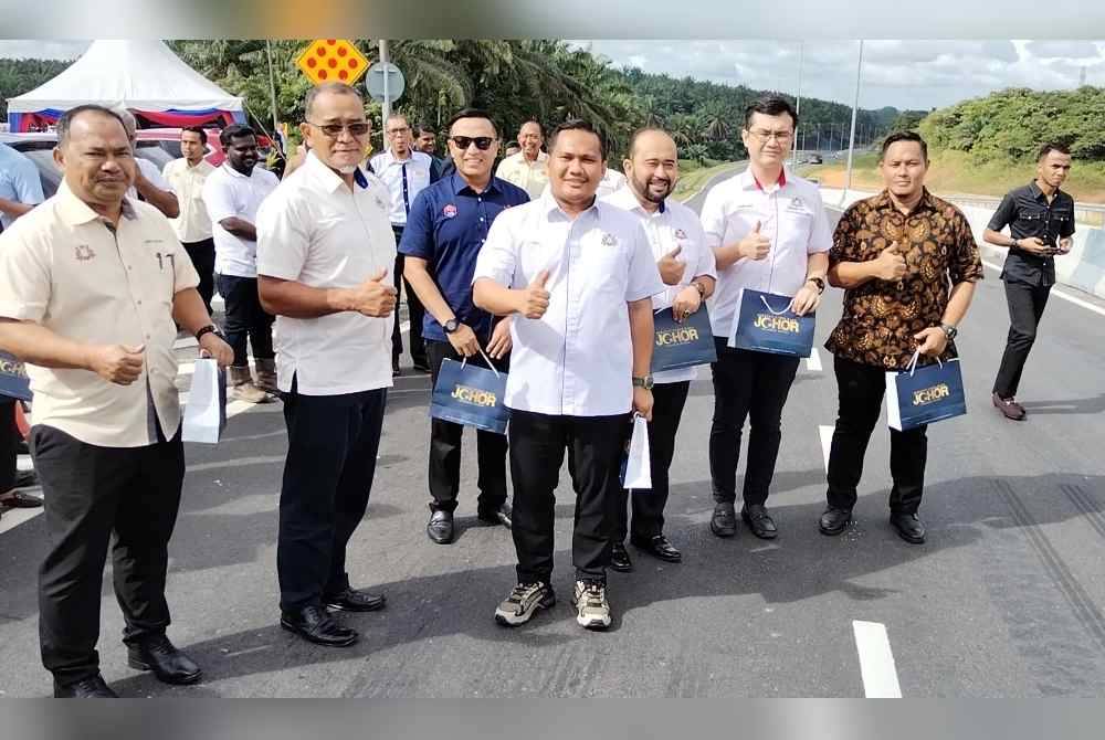 Mohamad Fazli (tiga dari kiri) di laluan berkenaan selepas Majlis Penyerahan Projek Selekoh S pada Khamis.