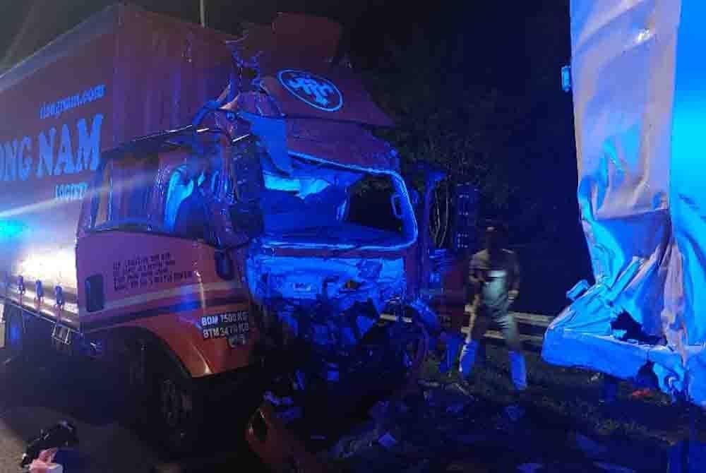 Keadaan lori yang merempuh lori lain yang berhenti di lorong keselamatan. Foto - Polis Tangkak