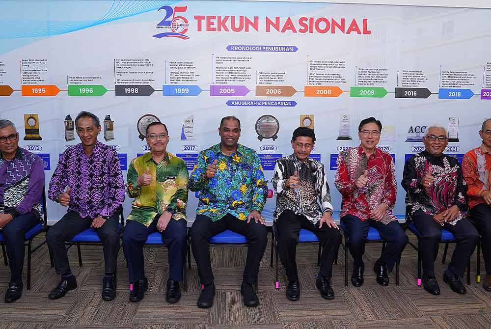 Ramanan (empat dari kiri) ketika melakukan kunjungan hormat ke TEKUN Nasional pada Khamis. - FOTO SINAR HARIAN/ MOHD HALIM ABDUL WAHID