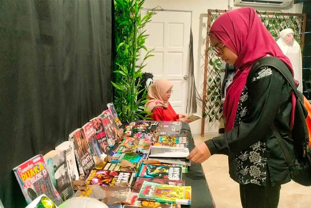 Pengunjung mengambil kesempatan memilih buku di bilik misteri selepas dibuka kepada orang ramai pada Khamis