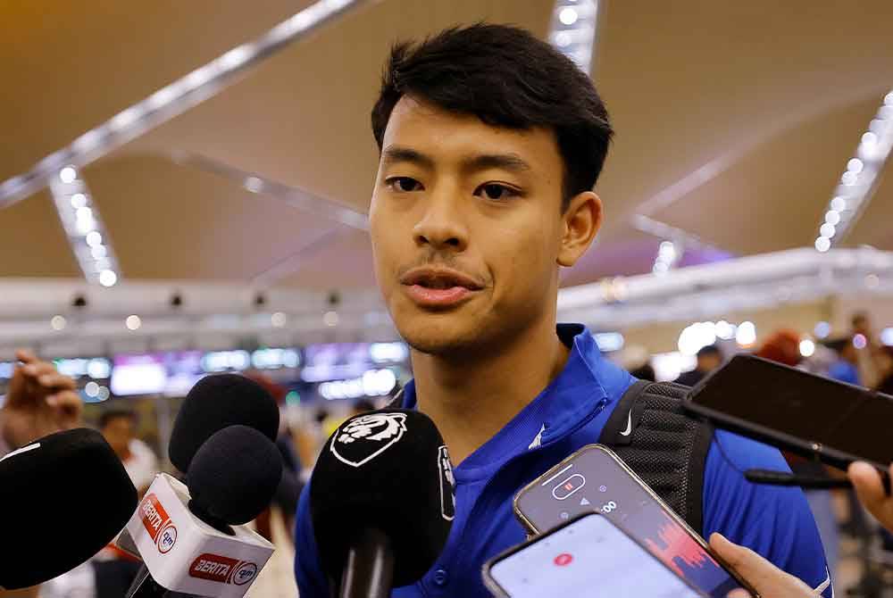Luqman Hakim bercakap kepada pemberita sebelum berlepas dari KLIA ke Shanghai, China hari ini untuk aksi persahabatan antarabangsa. - Foto Bernama