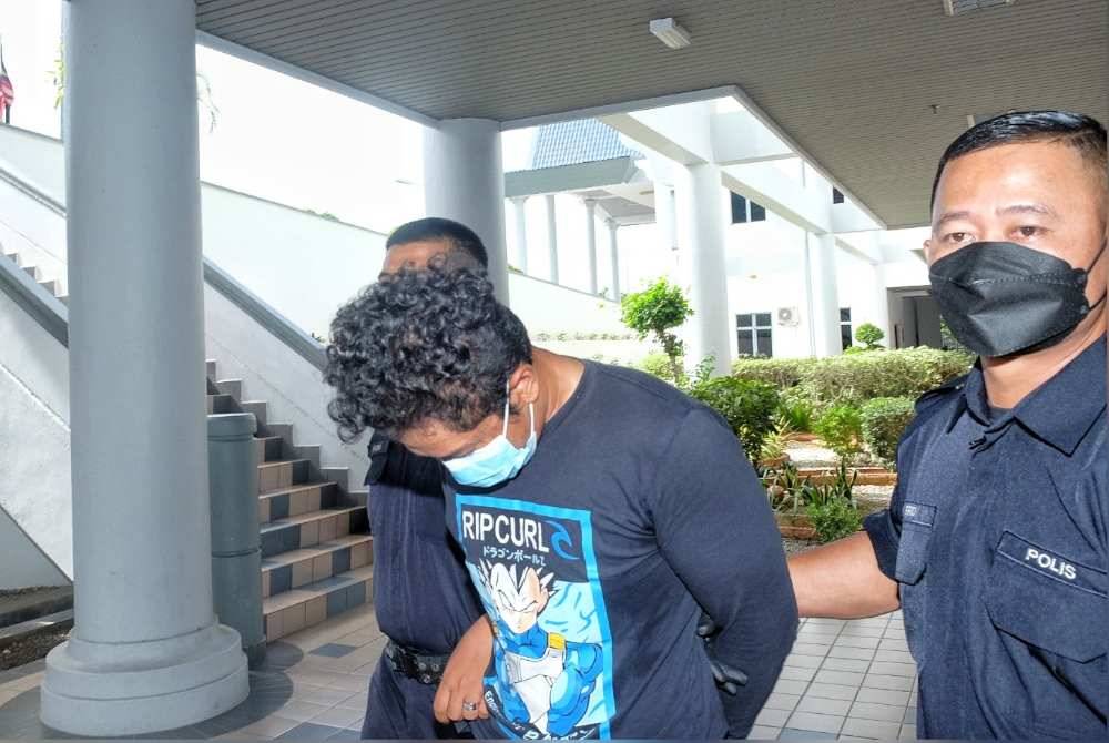 Muhammad Hafas (tengah) dipenjara tiga bulan oleh Mahkamah Majistret pada Khamis.