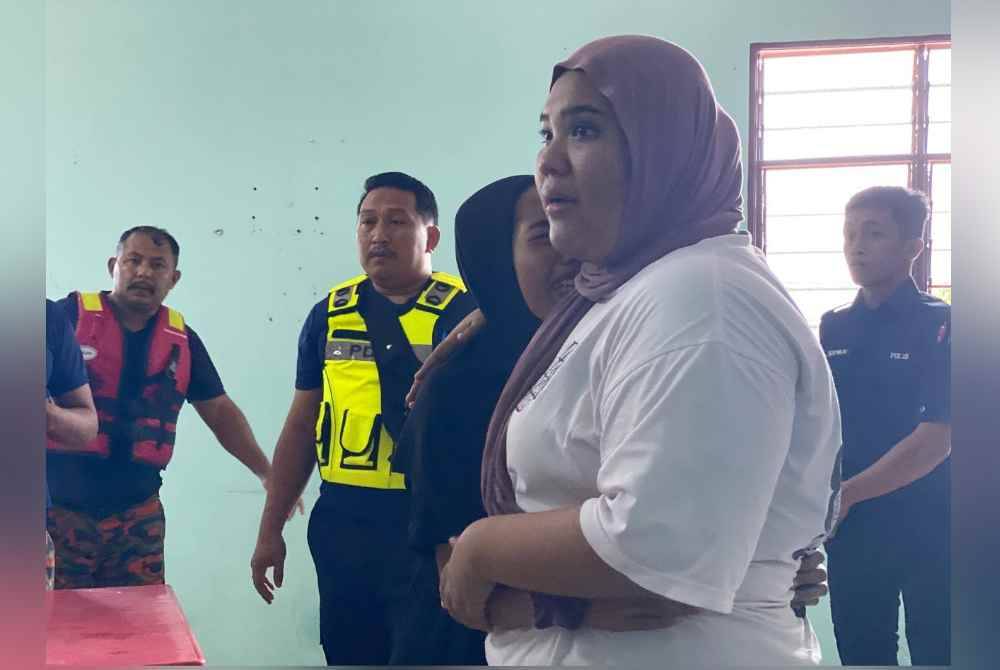 Seorang ibu hampir pitam melihat mayat anak lelakinya berusia 15 bulan yang ditemukan lemas dipercayai terjatuh ke dalam takungan air banjir di Taman Rantau Baru di Rantau Panjang pada Khamis.