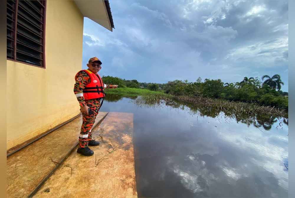 Syamsul Faizal menunjukkan lokasi di mana Firdaus ditemui.