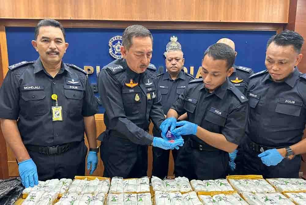 Muhamad Zaki (dua dari kiri) melihat pil-pil kuda yang dirampas dalam sidang akhbar di IPK Kelantan pada Khamis.