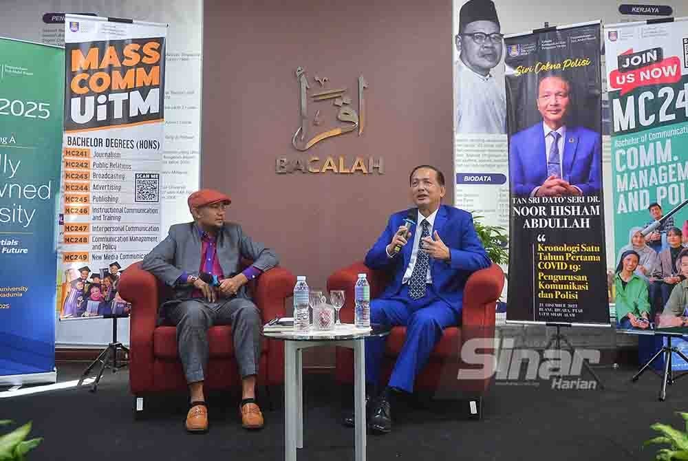 Sesi perkongsian oleh Dr Noor Hisyam ia dikendalikan oleh moderator Aris Abdul Rahman pada Siri Cakna Polisi Kronologi Satu Tahun Pertama Covid-19, anjuran FKPM UiTM Shah Alam pada Khamis. - FOTO SINAR HARIAN/ ASRIL ASWANDI SHUKOR