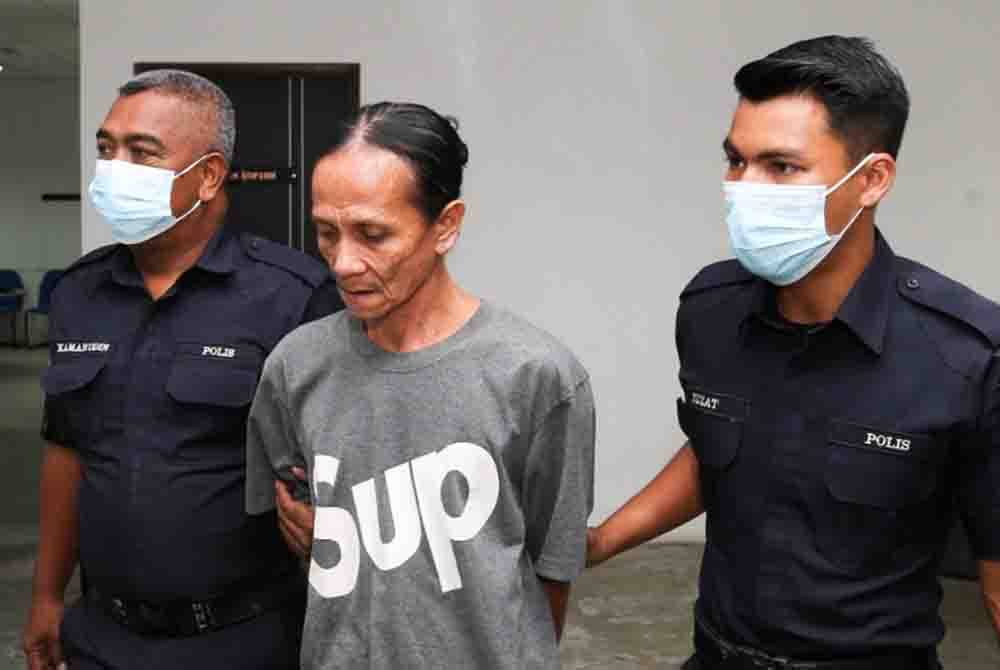 Che Rahim (tengah) tidak mengaku salah terhadap tiga tuduhan amang seksual.