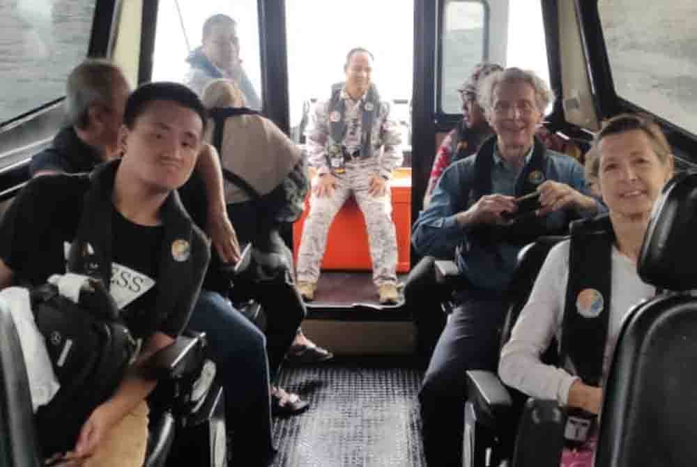 Maritim Malaysia berjaya memindahkan kesemua pelancong yang terdiri daripada dua warga Perancis, dua dari Singapura dan dua pelancong tempatan, berumur lingkungan 35 hingga 60 tahun. - Foto Facebook Johorfm