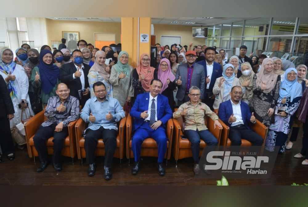 Noor Hisham Abdullah (duduk, tiga dari kanan) bergambar bersama pensyarah dan pelajar pada Siri Cakna Polisi Kronologi Satu Tahun Pertama Covid-19 di UiTM Shah Alam pada Khamis. - Foto SINAR HARIAN/ASRIL ASWANDI SHUKOR.