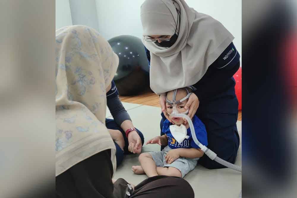 Athif kini sedang menjalani tiga sesi latihan di Pusat Kesihatan dan Rehabilitasi WQ Park di Indera Mahkota.