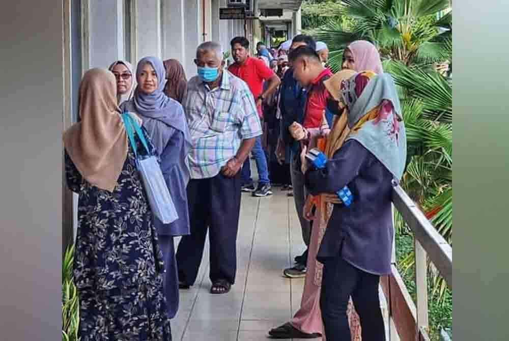 Orang ramai beratur untuk mendapatkan 1,500 al-Quran percuma.