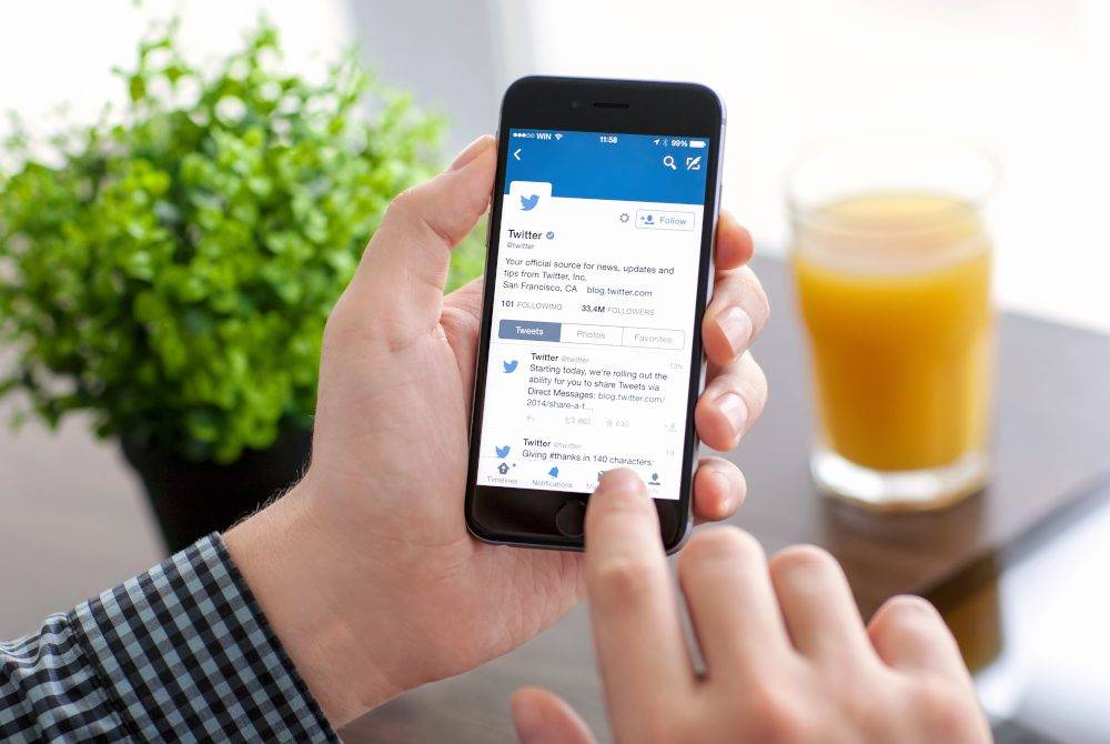 BERHATI-HATILAH ketika melontarkan komen di media sosial agar tidak membuka aib dan menjatuhkan air muka orang lain.