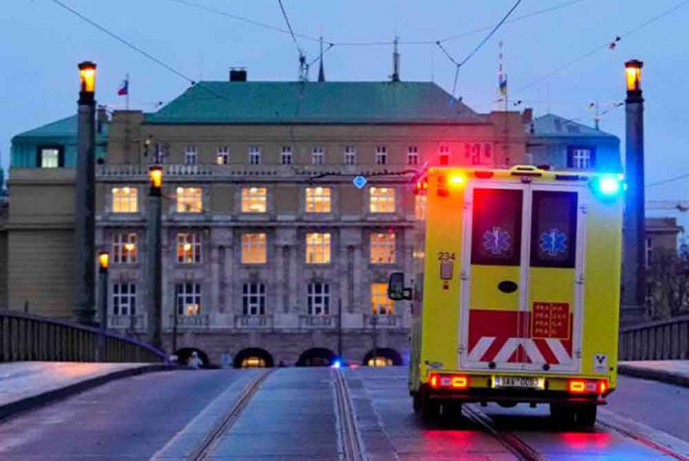 Sebuah ambulans kelihatan menuju ke arah bangunan Fakulti Falsafah Universiti Charles di pusat bandar Prague, Republik Czech. Foto AP
