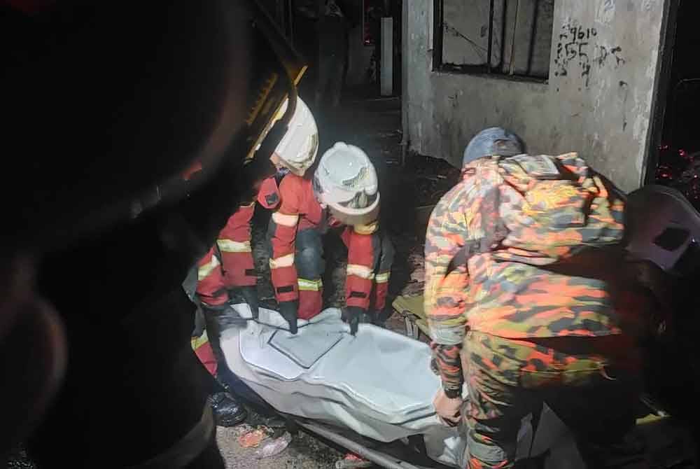 Mayat mangsa ditemukan rentung di bilik di salah sebuah rumah yang terbakar di Kampung Kalansanan, Inanam.