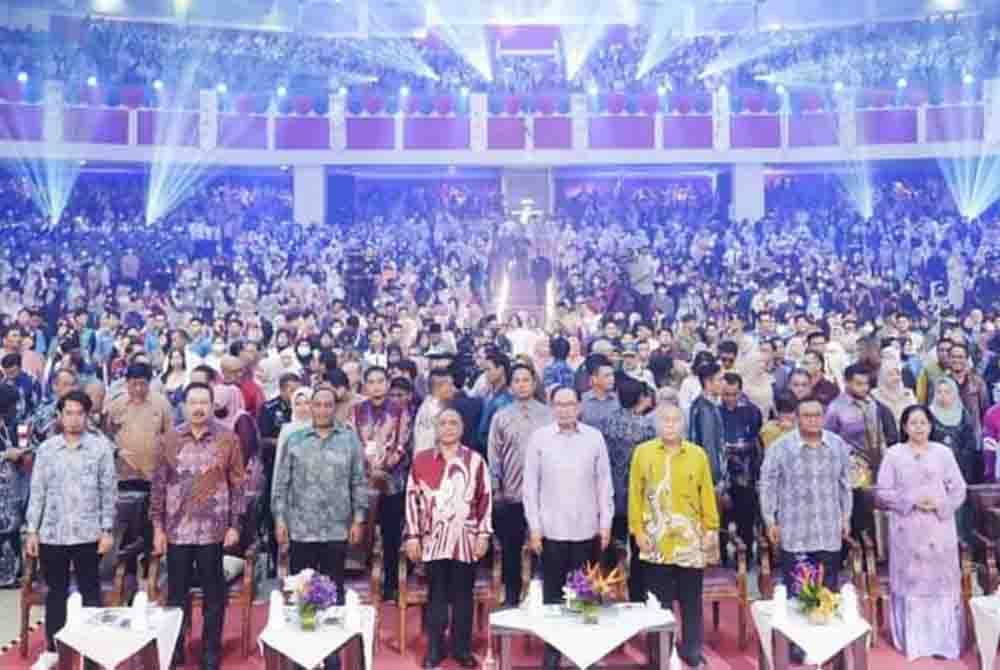 Perdana Menteri (tengah) merasmikan majlis Anugerah Buku Negara 2023 berlangsung di Universiti Pendidikan Sultan Idris (UPSI) di Tanjung Malim pada Khamis malam. Foto FB Amirudin