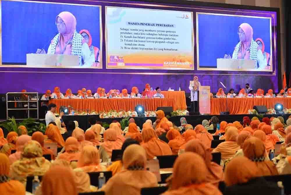 Ketua Angkatan Wanita Amanah Negara
Nasional (AWAN), Datuk Aiman Athirah Sabu menyampaikan pidato sewaktu Konvensyen Amanah Wanita Nasional 2023 pada Jumaat. FOTO SINAR HARIAN/ ASRIL ASWANDI SHUKOR.
