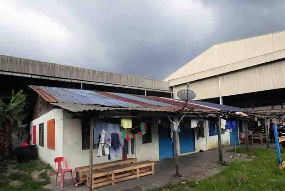 JKKP turut mengeluarkan sebanyak 327 notis penambahbaikan dan henti kerja selepas mendapati majikan terbabit gagal menyediakan kemudahan yang sepatutnya kepada pekerja. - Gambar hiasan