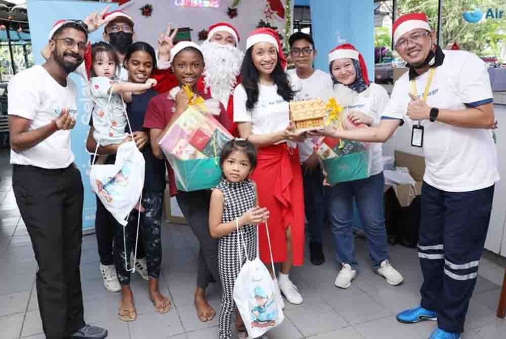 Sukarelawan Hydro Heroes memberikan sumbangan kepada penghuni rumah kebajikan.