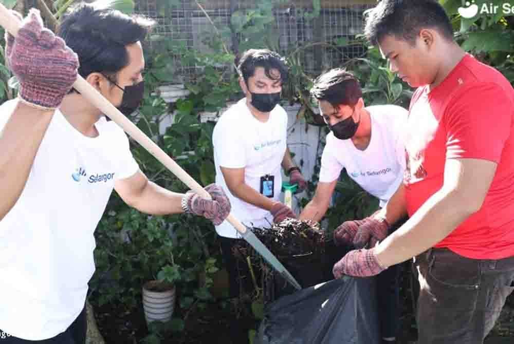 Sukarelawan Hydro Heroes yang terdiri daripada 17 warga kerja Air Selangor turut mengadakan gotong-royong untuk membersihkan kawasan rumah kebajikan Lighthouse Children Welfare Home Association.