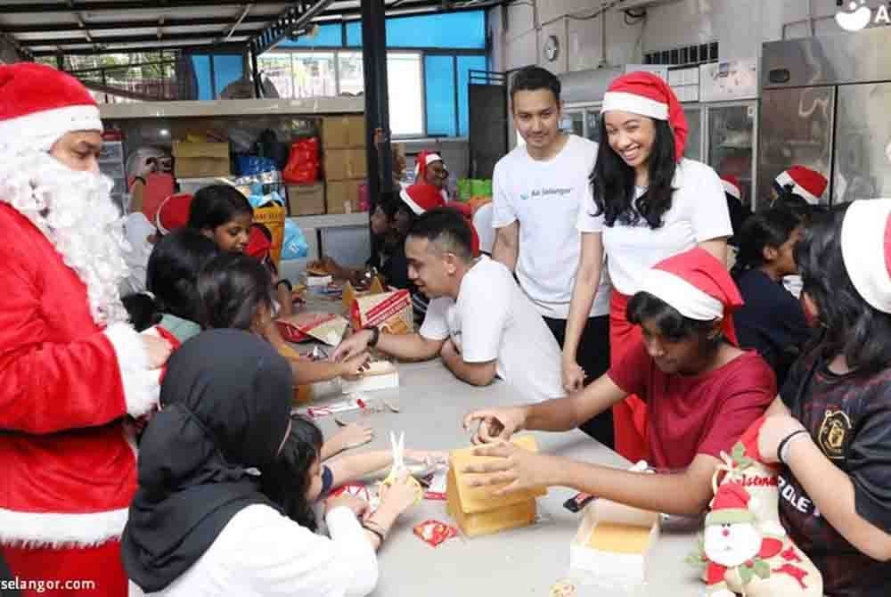 Sukarelawan Hydro Heroes meluangkan masa bersama penghuni dengan menganjurkan program yang bermanfaat.