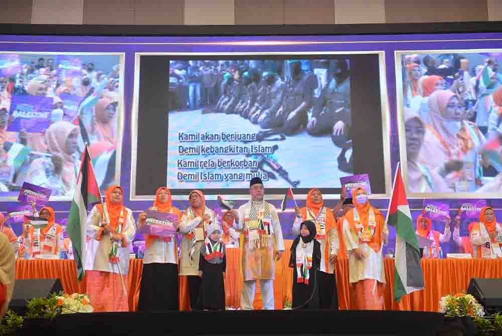 Naib Presiden Amanah, Adly Zahari menyempurnakan gimik perasmian pada sewaktu Konvensyen Amanah Wanita Nasional 2023 pada Jumaat. FOTO SINAR HARIAN/ ASRIL ASWANDI SHUKOR.