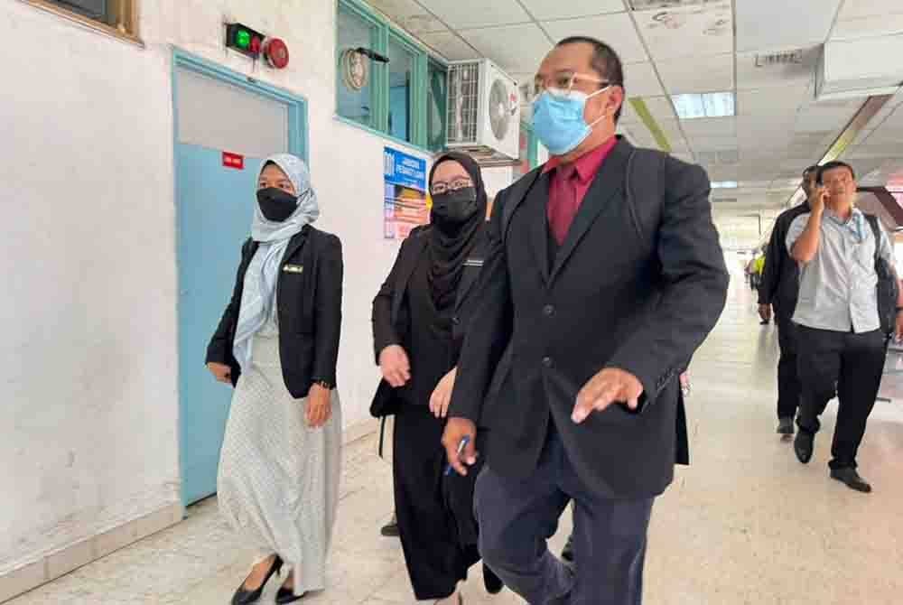 Siti Zulaikha bersama beberapa petugas Mahkamah Majistret Butterworth tiba di HPP untuk membaca pertuduhan terhadap tertuduh.