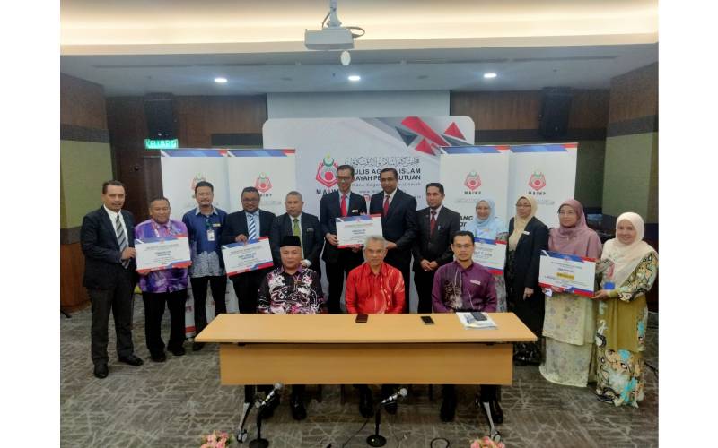 Mohd Daud (duduk, tengah) bersama kakitangan sempena pengumuman Bajet 2024 MAIWP di Kuala Lumpur pada Khamis.