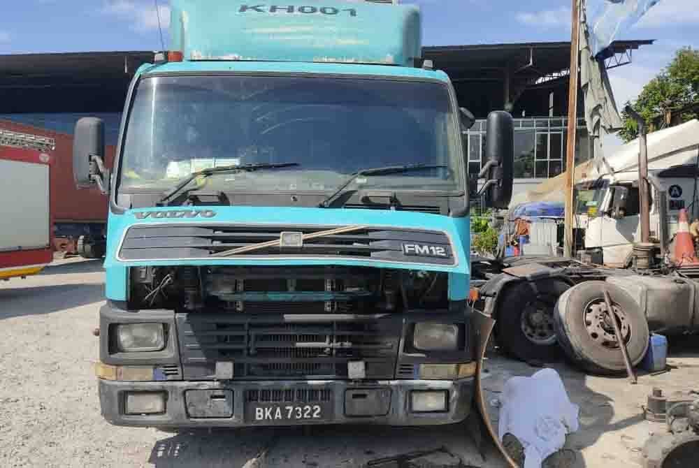 Mayat mangsa dibawa ke hospital untuk tindakan selanjutnya.