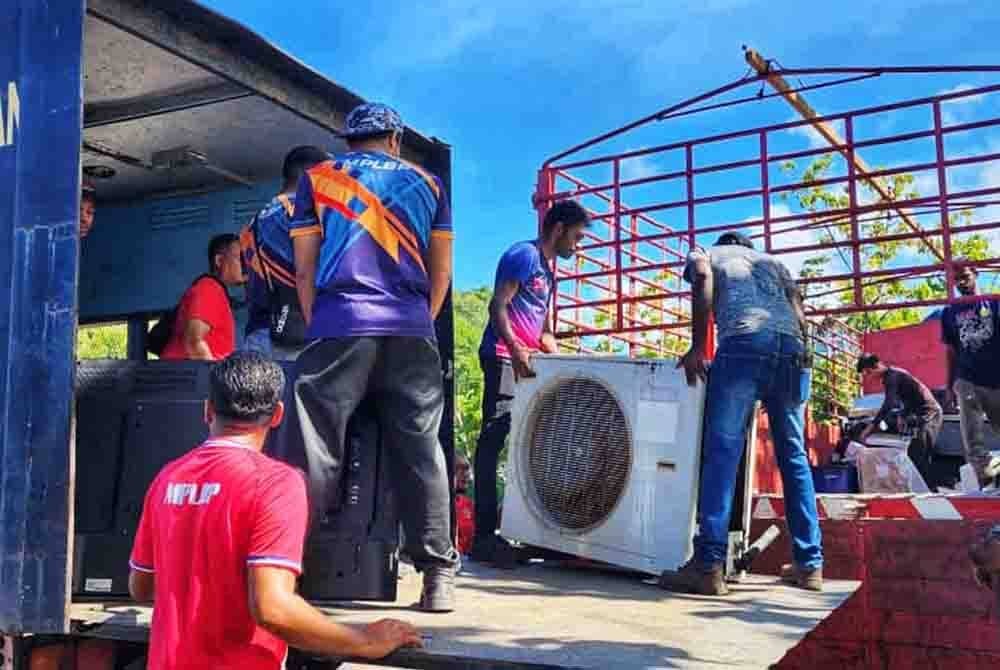 Kakitangan JAS mengangkut buangan elektrik dan elektronik.