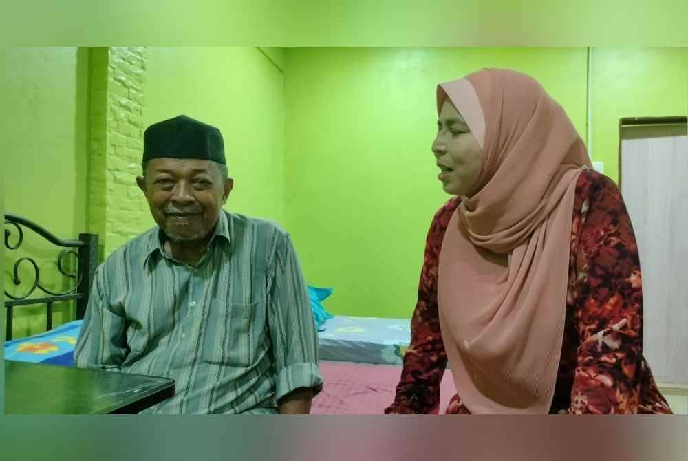 Natipah bersama salah seorang penghuni Rumah Qaseh Budiman, Akhmat Milaham berasal dari Sabah.