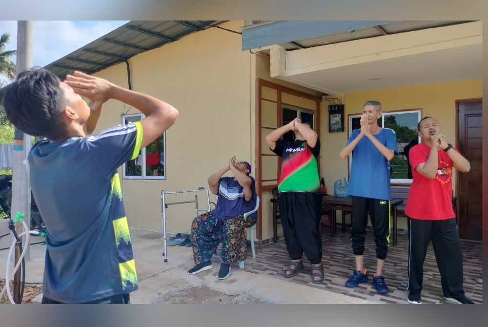 Aktiviti senaman dilakukan bagi mengisi masa terluang penghuni sambil diawasi Muhammad Aikal (kiri).
