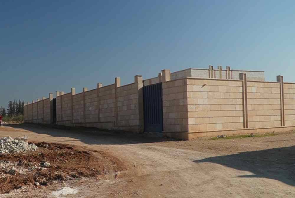 Sebanyak 18 unit rumah disumbangkan daripada dana rakyat Malaysia untuk pelarian yang menjadi mangsa perang sedang dibina di bandar Albab, Syria dan dijangka siap tahun depan.