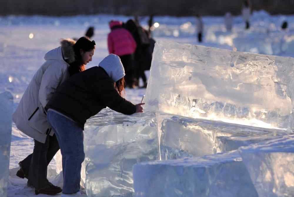 Selepas festival berakhir, sebilangan arca bersaiz kecil akan dibiarkan cair dengan sendiri, sementara arca besar akan diruntuhkan untuk mengelak kejadian tidak diingini. - Foto: XINHUA