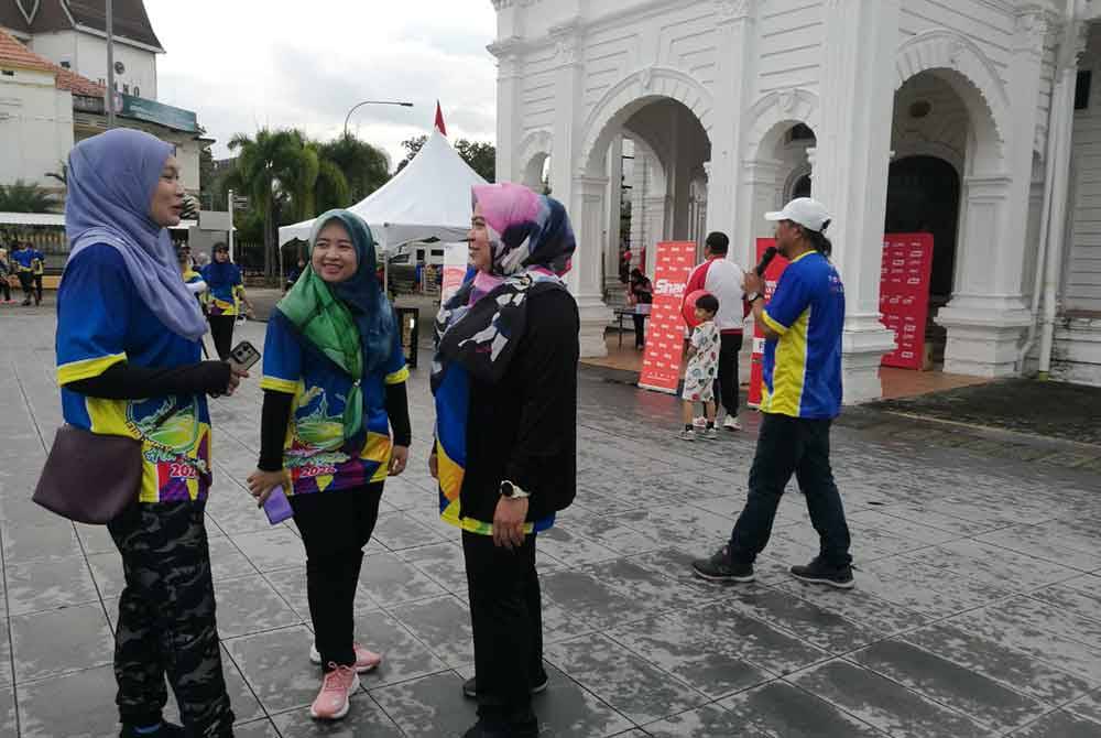 Sebahagian peserta yang memeriahkan Fun Walk pagi ini.