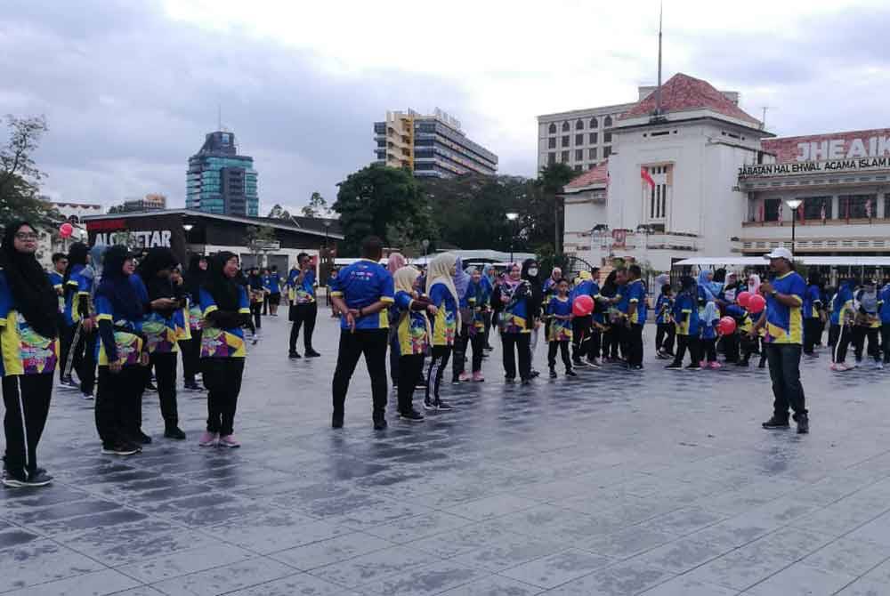 Peserta berkumpul sebelum diberikan taklimat ringkas oleh penganjur.