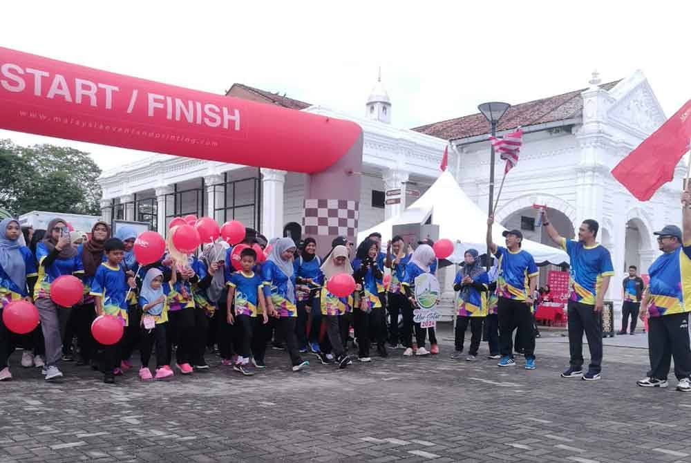 Pelepasan peserta oleh Muhammad Radhi (tengah) di garisan permulaan.