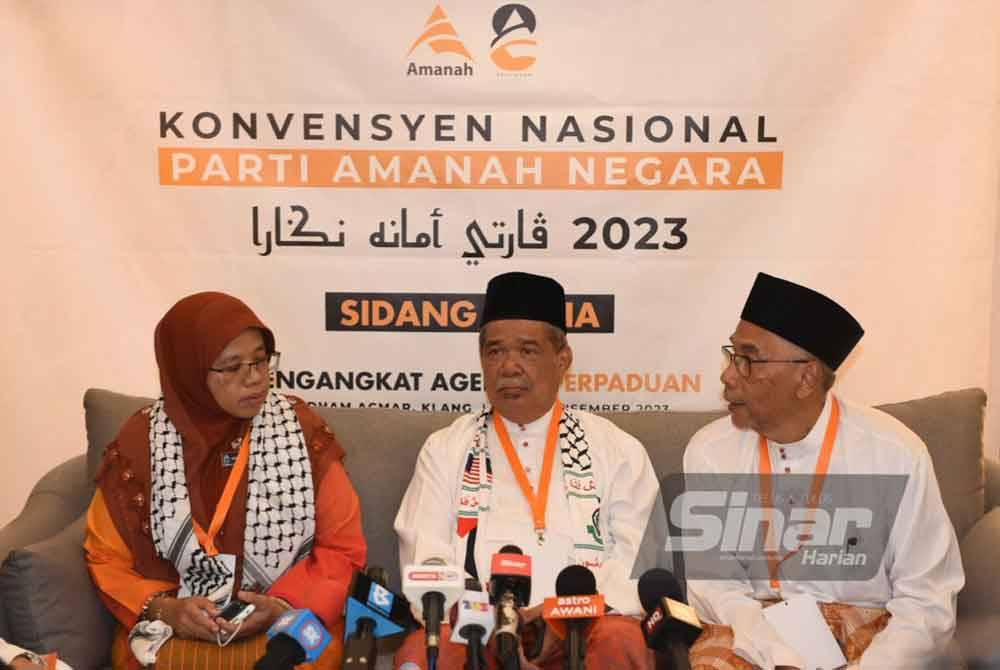 Mohamad (tengah), Mohd Hatta dan Ketua Angkatan Wanita Amanah, Aiman Athirah pada sidang akhbar selepas Majlis Perasminan Konvensyen Amanah 2023 pada Sabtu.