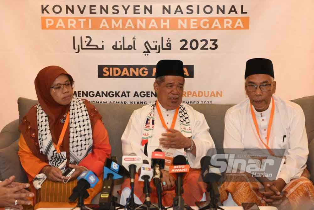 Mohamad Sabu (tengah) ketika sidang media sempena Konvensyen Nasional Parti Amanah Negara (Amanah) di salah sebuah hotel di Klang pada Sabtu.
