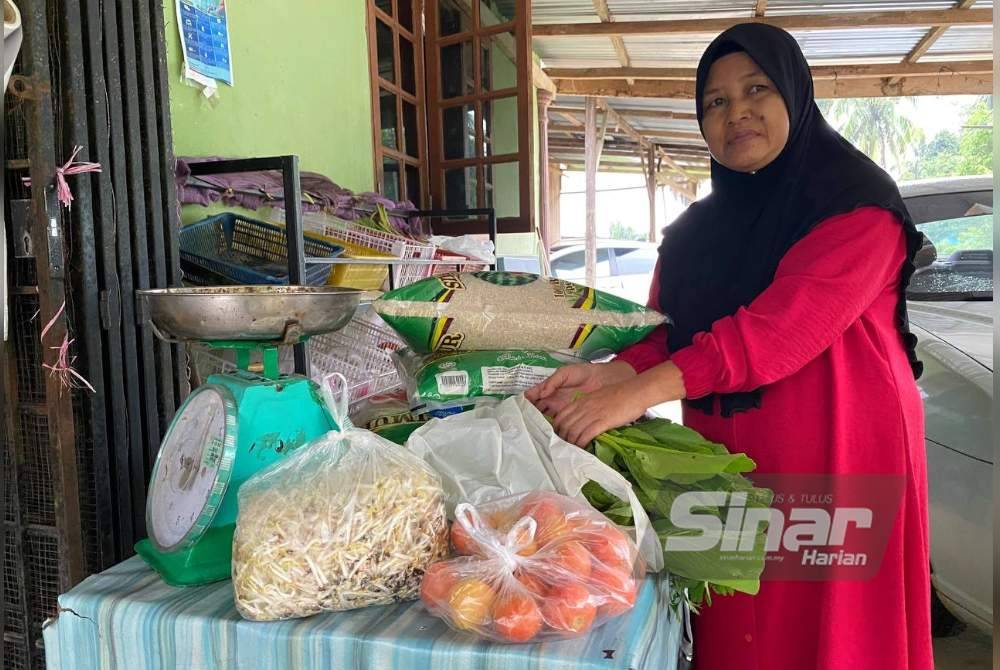 Peniaga kedai runcit, Rosmah Shafein, 55, sudah hampir seminggu tidak dapat berniaga barangan basar selepas jambatan Sungai Pasir Jering, Kuala Krai runtuh.