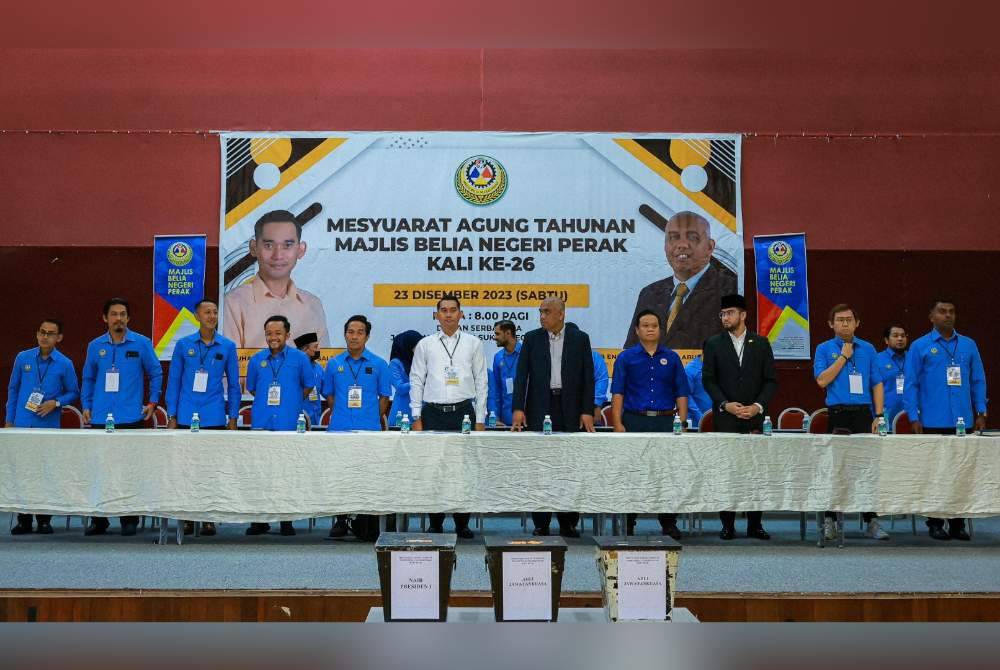 Khairudin (lima dari kanan) hadir merasmikan Mesyuarat Agung Tahunan Pemilihan Majlis Belia dan Sukan negeri di Dewan Kompleks Jabatan Belia dan Sukan Perak di Ipoh.