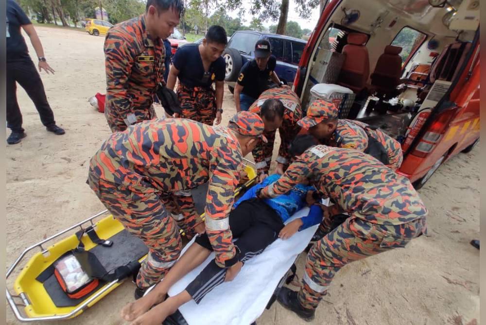 Mangsa dibawa ke Hospital Seri Manjung bagi mendapatkan rawatan oleh pasukan EMRS bomba. - Foto ihsan bomba